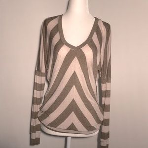 RED HAUTE V-Neck Small Stripe Shirt